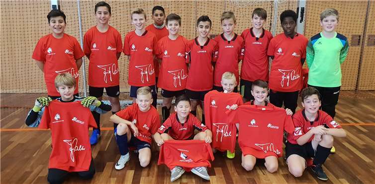 Team I und Team II nach der Siegerehrung mit ihren neuen T-Shirts.Privat