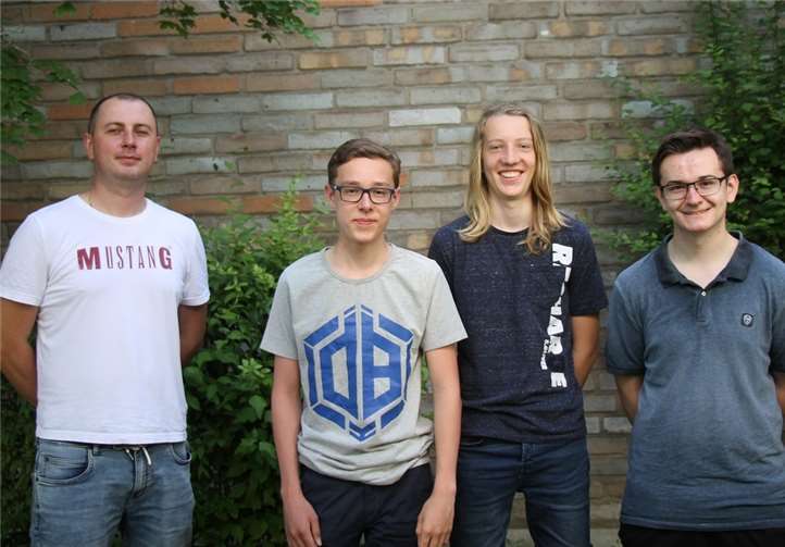 Teams aus dem Rhein-Sieg-Kreis erfolgreich „Team Keksschieber 1“: die Schüler (v.r.n.l. Felix Bölinger, Jooris Laun und Jasper Königschulte mit ihrem Coach Waldemar Wolter (l.).Fotos: Städt. Gymnasium Rheinbach