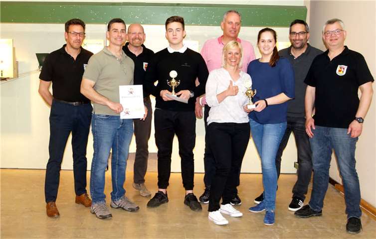 Team „Mix Volleyball“ mit Guido Schmidt (2.von rechts), Mara Böttcher, Jutta und Holger Schulz freut sich über den Gewinn des Wanderpokals wie auch Einzelsieger Bastian Glüsing (4. von links). Daneben der Zweitplatzierte Alfred Reuter und Sportwart Jürgen Muscheid (ganz links). Freude auch bei Geschäftsführer Thomas Fleischer (3. von links) und Vorsitzender Dirk Kreusder (ganz rechts) über den reibungslosen Ablauf und die gute Stimmung.  Hans Hartenfels