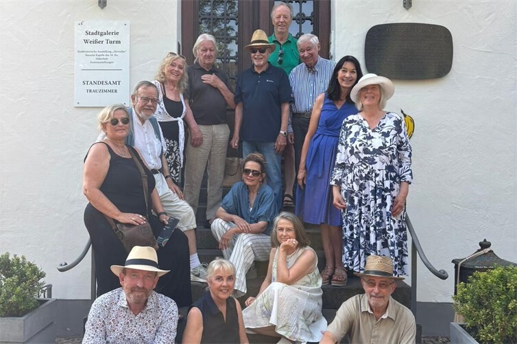 Team der Are Gilde vor Weißem Turm