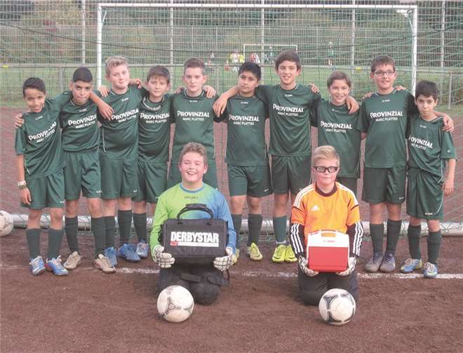Team der JSG Bendorf III mit neuer Medizintasche und Kühlbox.privat