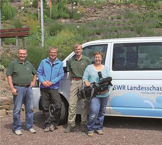 Team der Landesschau und Vertreter der Razejungen vor der Lavendelterrasse.privat