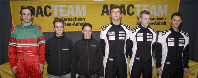 Team des ADAC Mittelrhein beim Bundesfinale: (v.re.) Fabian Klein, Jens Schmitt, Maximilian Simons (alle MSC Adenau), Claire Schönborn (HAC Simmern), Silas Hofmann (AMC Arzbach), Dominik Staib (MSA Wengerohr).Privat