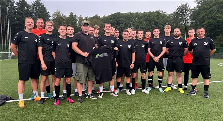 Team und Vorstand des SV Alemannia Adendorf danken dem Sponsor. Foto: privat