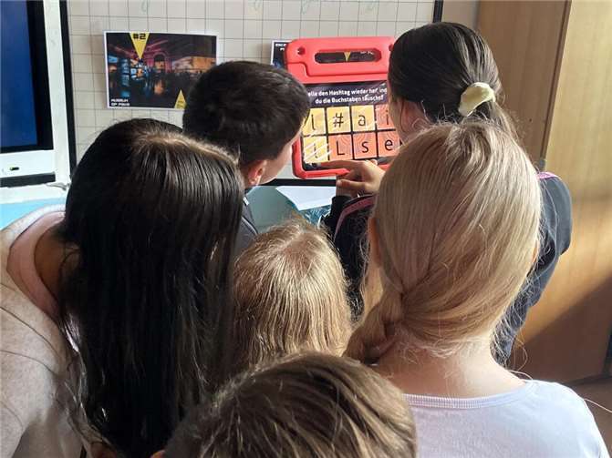 Teamarbeit gefragt: Im Escape Room zum Thema Fake News mussten knifflige Aufgaben gelöst werden.