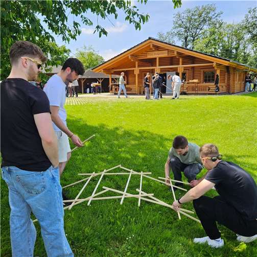 Teamarbeit und Kommunikation: In Gruppenspielen integrierten die aktuellen Azubis die Neulinge ins Team.
