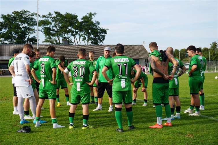 Teambesprechung.  Fotos: Ulf Steffenfauseweh