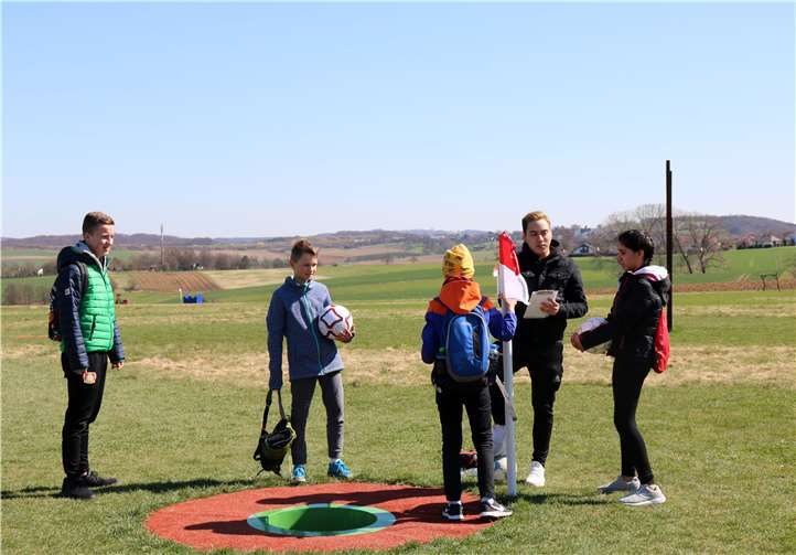 Teambesprechung auf dem Green: Teilnehmer und Betreuer des Mosaik-Kulturhauses probierten sich erfolgreich am Fußballgolf. Stadt Meckenheim