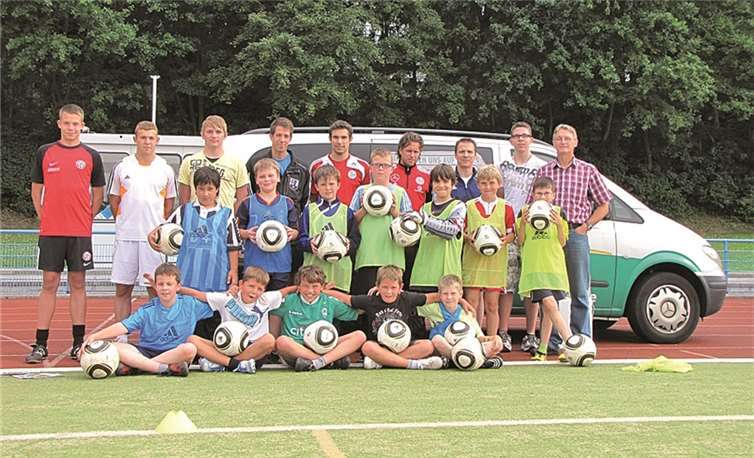 Teamer, Spieler und SV-Trainer beim Besuch des DFB-Mobils im Jakob-Vogt-Stadion bei den Ochtendunger C- und D-Junioren.privat