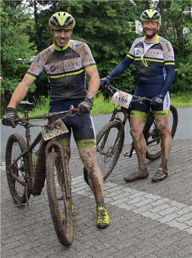 Teamfahrer Timo Igelmund mit dem 1. Vorsitzendem der SIG Koblenz Racing Ralf Berenhäuser.Foto: privat