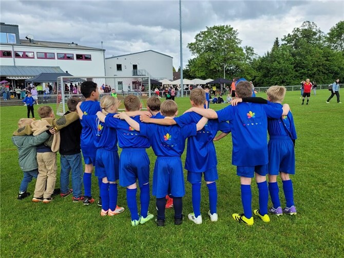 Teamgeist, Spielfreude und Zusammenhalt stehen bei den fußballbegeisterten Kindern im Mittelpunkt.