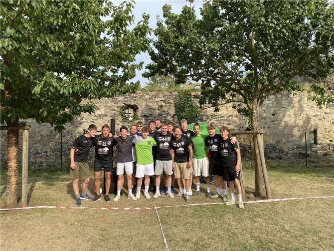 Teamgeist pur: Die Mannschaft von TuS Grün-Weiß Mendig beim Bungertfest 2025.