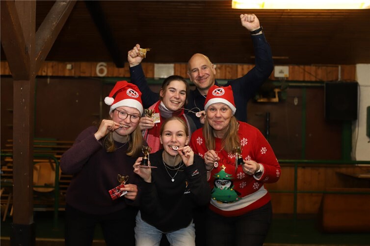 Teamgeist und Freude: Weihnachtsolympiade krönt die Hinrunde. Foto: Guido Kölzer