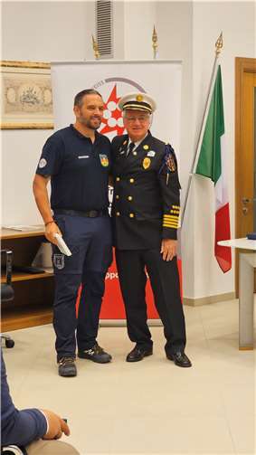 Teamleader Christian Hilger bei der Übergabe der Auszeichnung von Kevin Quinn aus den USA.