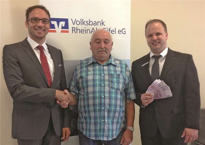 Teamleiter Mirko Staut, Gewinner Peter-Josef Klein und Kundenberater Daniel Wagner.privat
