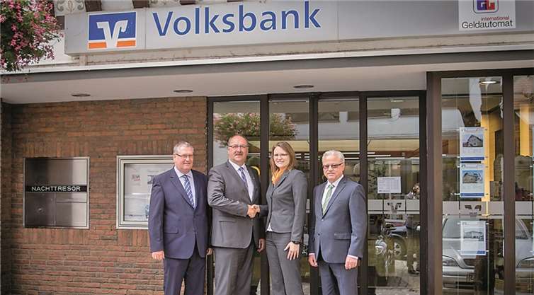 Teamleiter Peter Diewald, Wolfgang Krupp, Melanie Creuzberg und Christoph Kniel (v. l.). b2 Fotodesign/Volksbank RheinAhrEifel eG