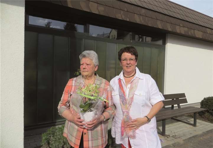 Teamleiterin Monika Hetzel (r.) gratuliert Gretel Dötsch (l.), auf dem Bild fehlt Annerose Elblinger. E. Gattung
