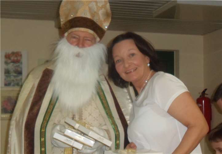 Teamleiterin Viktoria Hohn und Siegfried Schwaner als St. Nikolaus beim verteilen der Geschenke an die Bewohner. Foto: privat