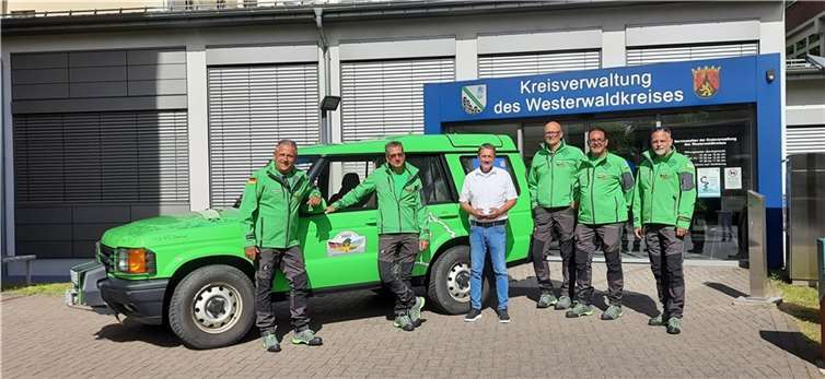 Teammitglieder der Hachenburger Frischlinge mit dem Ralley-Fahrzeug „Wäller“ zu Besuch bei Landrat Achim Schwickert. Foto: Pressestelle der Kreisverwaltung