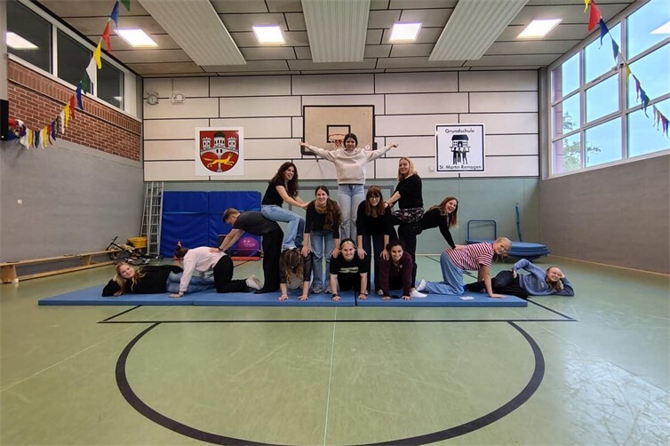 Teampyramide: Auch die Betreuerinnen und Betreuer präsentierten sich 