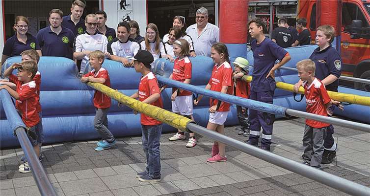 Teams und Fans hatten viel Spaß am Menschenkickerturnier.AB