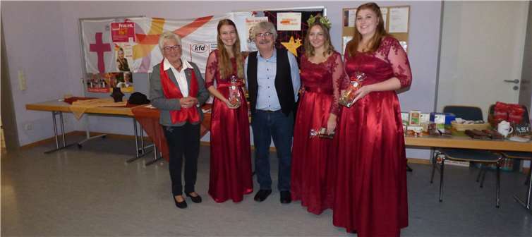 Teamsprecherin Franziska Brachtendorf, Kalle Grundmann, Weinprinzessin Mara, Weinkönigin Lina u. Weinprinzessin Anna-Lena (v. li.). Foto: privat