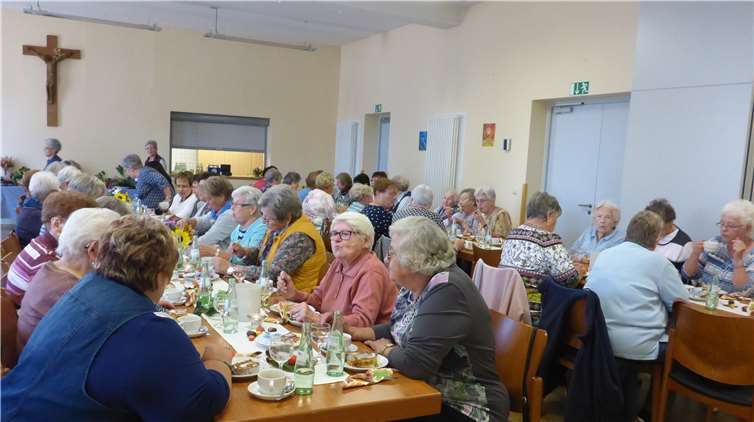 Teamsprecherin Marita Schneichel begrüßte fast 70 Frauen im herbstlich geschmückten Pfarrsaal.privat