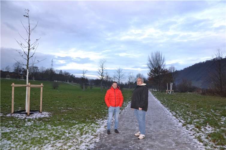 Techniker Benedikt Kadenbach und Stadtbaummanager Stephan Dally haben dazu beigetragen, dass der Freizeitwert am Gülser Moselbogen weiter gesteigert wurde. Foto: Stadt Koblenz, Verena Groß