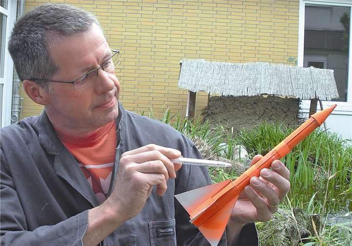 Techniklehrer Christoph Köchling erklärt den Aufbau der Papierrakete.Privat