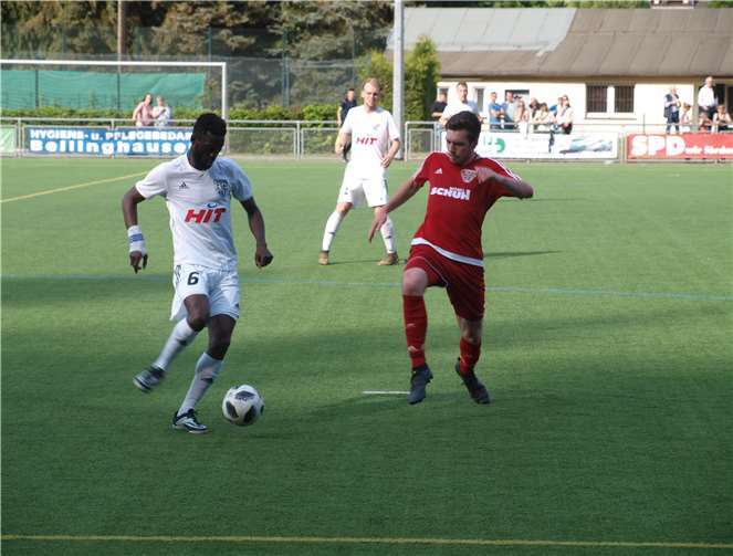Technisch war der TuS Mayen, hier mit Bokumabi, den Gästen überlegen. Am Ende reichte es nur zu einem 3:3, auch weil Sebastian Schell (r.) doppelt traf.
