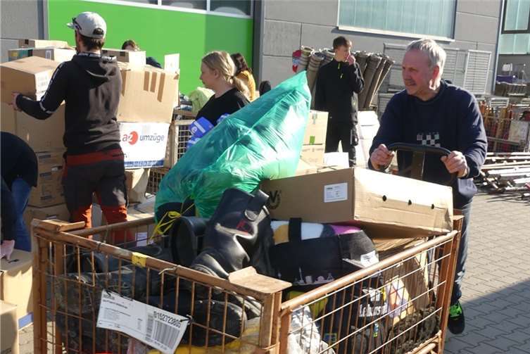 Technische Einsatzmittel, Decken, Bekleidung, Lebensmittel, Hygieneartikel u.v.m. gingen als Spenden ein.  Foto: TE