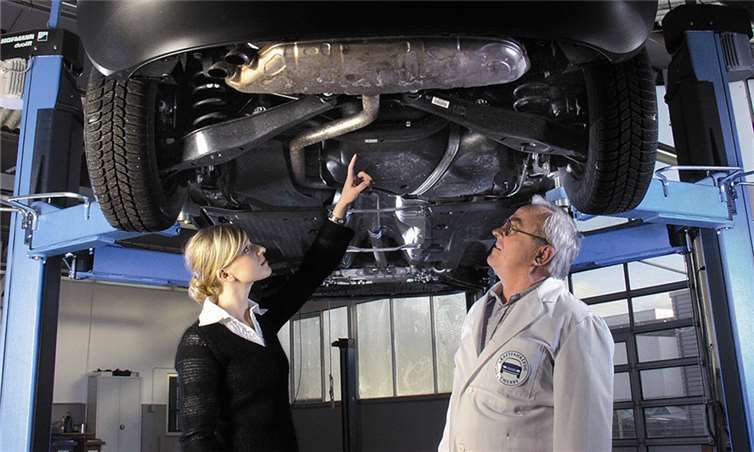 Technische Mängel nach dem langen Winter sind auf den ersten Blick am Auto nicht erkennbar. Auf den Hebebühnen in den Fachwerkstätten wissen Experten, wo sie nachzuschauen haben. Innung
