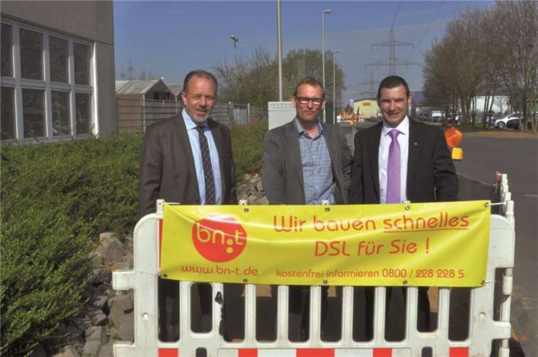 Technischer Beigeordneter Heinz-Peter Witt (v.l.), Wirtschaftsförderer Dirk Schwindenhammer und Nikolaos Pantios von der Firma bn:t am neuen DSL-Technikstandort in der Heidestraße im Industriepark Kottenforst.Stadt Meckenheim