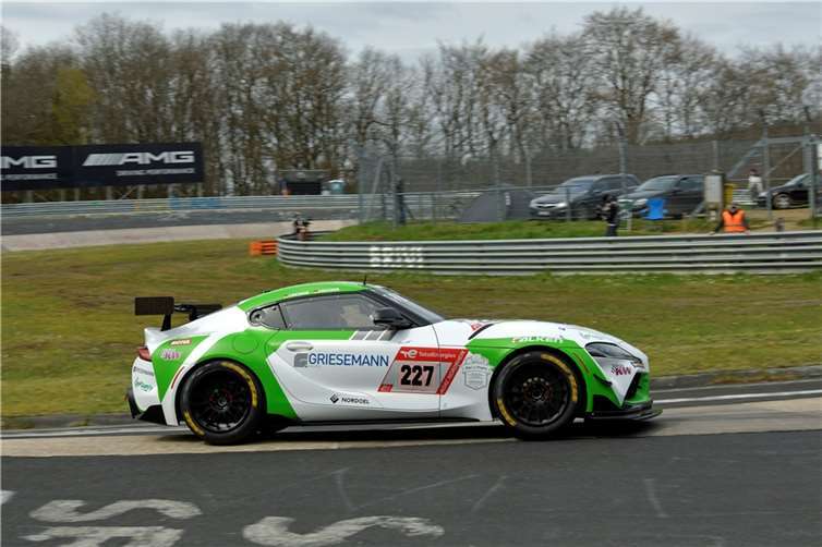 Teichmann Racing brachte gemeinsam mit der Griesemann Gruppe erstmals ein ausschließlich mit E-Fuel betankten Toyota GR Supra in der Klasse der alternativen Treibstoffe an den Start.