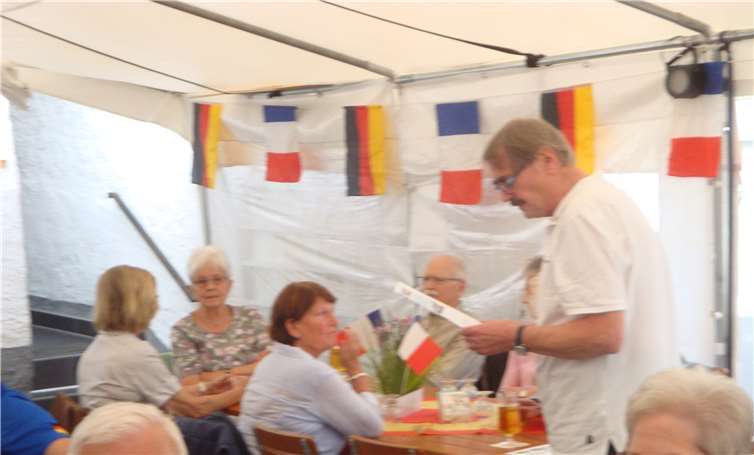 Teil der „Grillgruppe“ des reundschaftskreises Vallendar-Cercy-la-Tour zum Französischen Nationalfeiertag. Foto: privat
