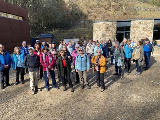 Teil der Gruppe vor der Dokumentationsstätte Regierungsbunker.