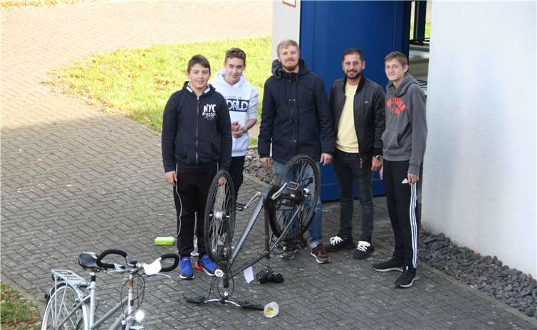 Teil der Projektgruppe (v.l.) sind: Martin Funke, Marvin Barz, Techniklehrer Simon Roth, David Ibrahim, Niclas Köllejan.Foto: privat