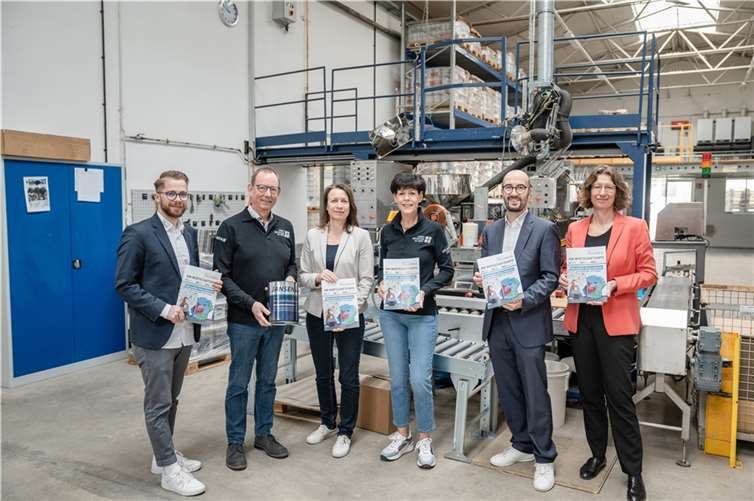 Teil der neuen AW-Wirtschaftsinfo: Jansen Lacke Geschäftsführer Peter Jansen (2. v. l.) und Gesellschafterin Alexandra Bardjasteh (3. v. r.) zusammen mit Landrätin Cornelia Weigand (3. v. l.) bei der Präsentation der neuen AW-Wirtschaftsinfo in der Produktionshalle des Unternehmens in Ahrweiler.  Foto: Bernhard Risse / Kreisverwaltung Ahrweiler