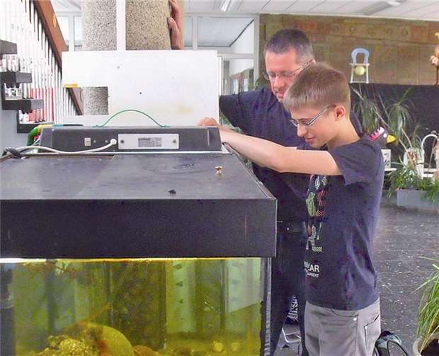 Teil der täglichen Pflege ist die Entnahme von Wasserproben.Privat