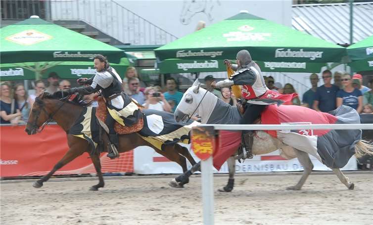 Teil des Erfolgsrezepts der Rheinland-Pfälzer Reitertage: Hier geht es um hochkarätigen Sport, aber auch um spannende Unterhaltung und Geselligkeit, diesmal garantiert durch die „Löwenritter“ (Foto) und das Helene Fischer-Double Jennifer Sturm.
