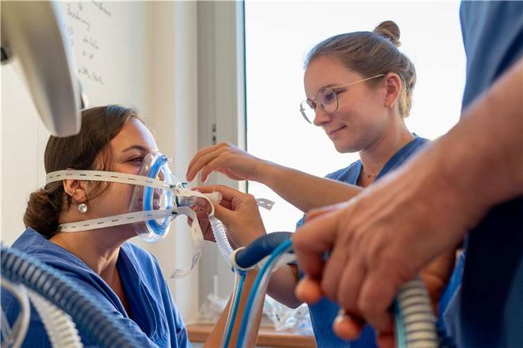Teil des Programms: Ein Besuch auf der Intensivstation des Franziskus-Krankenhauses in Linz, inklusive „Hands-on-Workshop“ mit dem Beatmungsgerät.  Foto: Martin Boden/Kreisverwaltung Neuwied