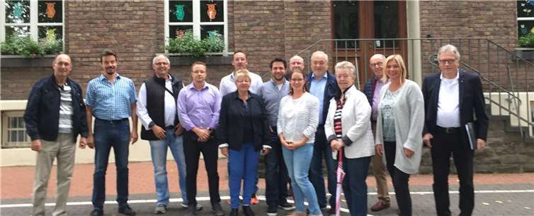 Teile der CDU-Ratsfraktion sowie die CDU -Metternich bei der Ortsbesichtigung Grundschule Metternich. privat