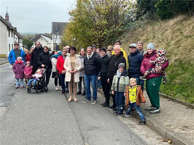 Teile der CDUFraktion waren zusammen mit der Landtagsabgeordneten Petra Schneider zu Gast in Königsfeld, um sich über die Verkehrssituation im Bereich der Kita zu informieren.  Foto: N Degen