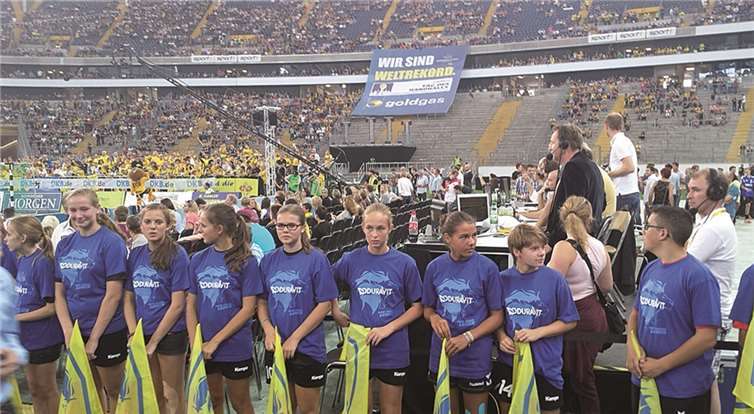 Teile der Mannschaft unmittelbar vor dem Einlaufen der Bundesligisten. Privat