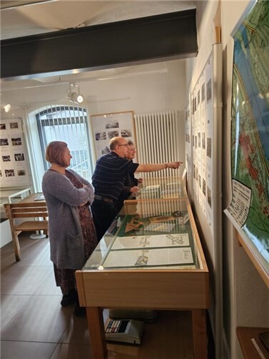 Teile der letzten Sonderausstellung „Leutesdorf und seine Schulkinder“ sind noch weiterhin zu sehen.  Foto: Ellen Schimikowski