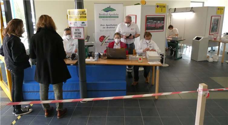 Teile des Teams bei der Arbeit im Testzentrum.