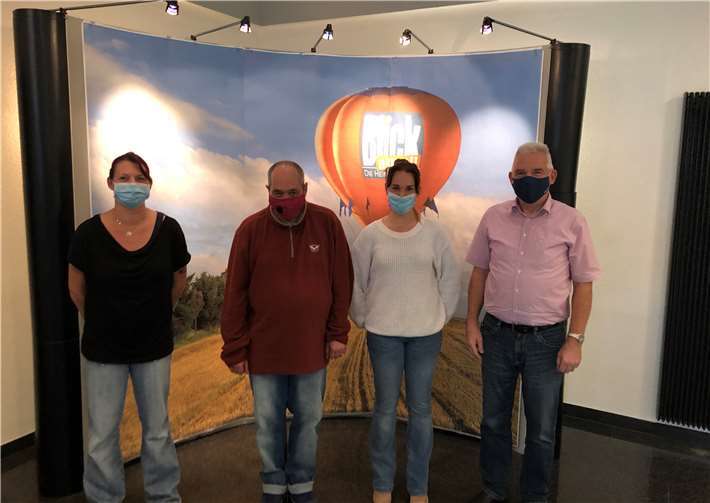 „Ich freue mich, jeden Tag zur Arbeit zu gehen“ Teile des Teams der Abteilung Vertrieb mit dem Geschäftsführer der Krupp Druck oHGPeter Krupp (re.): v.li. Melanie Welter, Hans-Dieter Frenzel und Claudia Nowak. Fotos: AP
