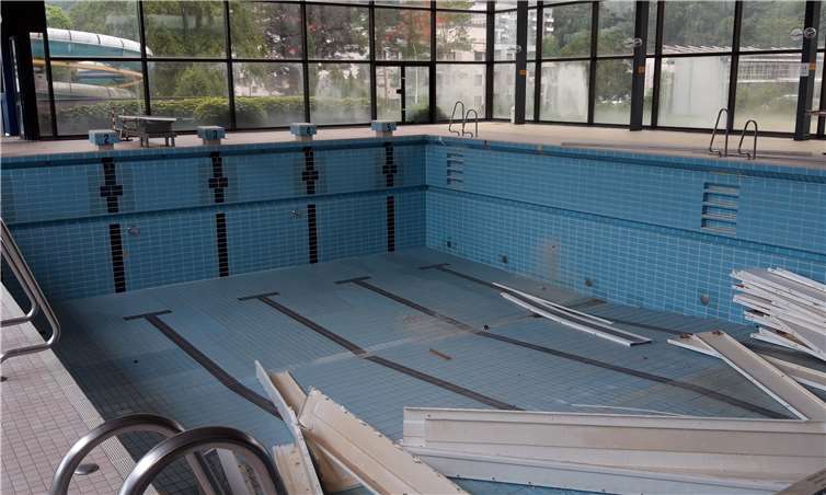 Teile des ehemaligen Hubbodens im leeren Innenbecken. Fotos: Stadt Bad Neuenahr