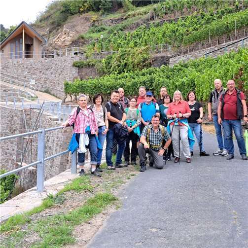 Geselliger Austausch beim Wandertag Teilgenommen haben: Addi und Beatrix Ahrend, Hardy und Steffi Mies, Markus und Gabi Schimming, Stefan und Mary Jacobs, Kerstin Gölden mit Freund Daniel Pötsch, Brigitte Arenz, Herbert Medler, Birgit und Franz-Josef Lanzerath, Andrea Wittkopf, Angelika Groß, Michaela Kraatz und Sergio Osmani. Foto: KG „Bunte Kuh“ Walporzheim