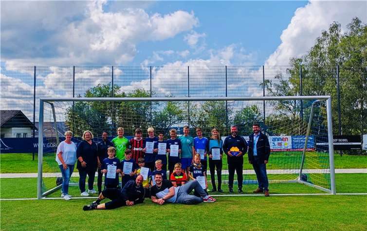 Teilnehmende Kids, Trainer, special Guests und Veranstalter hatten beim Fußballcamp geneinsam riesigen Spaß. Zum Abschluss gab es noch eine Urkunde.  Foto: MHD